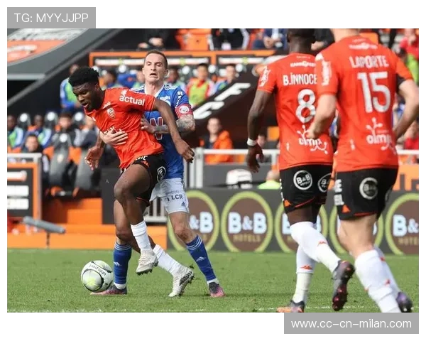 法甲里昂角球再现威力，禁区内一片混战